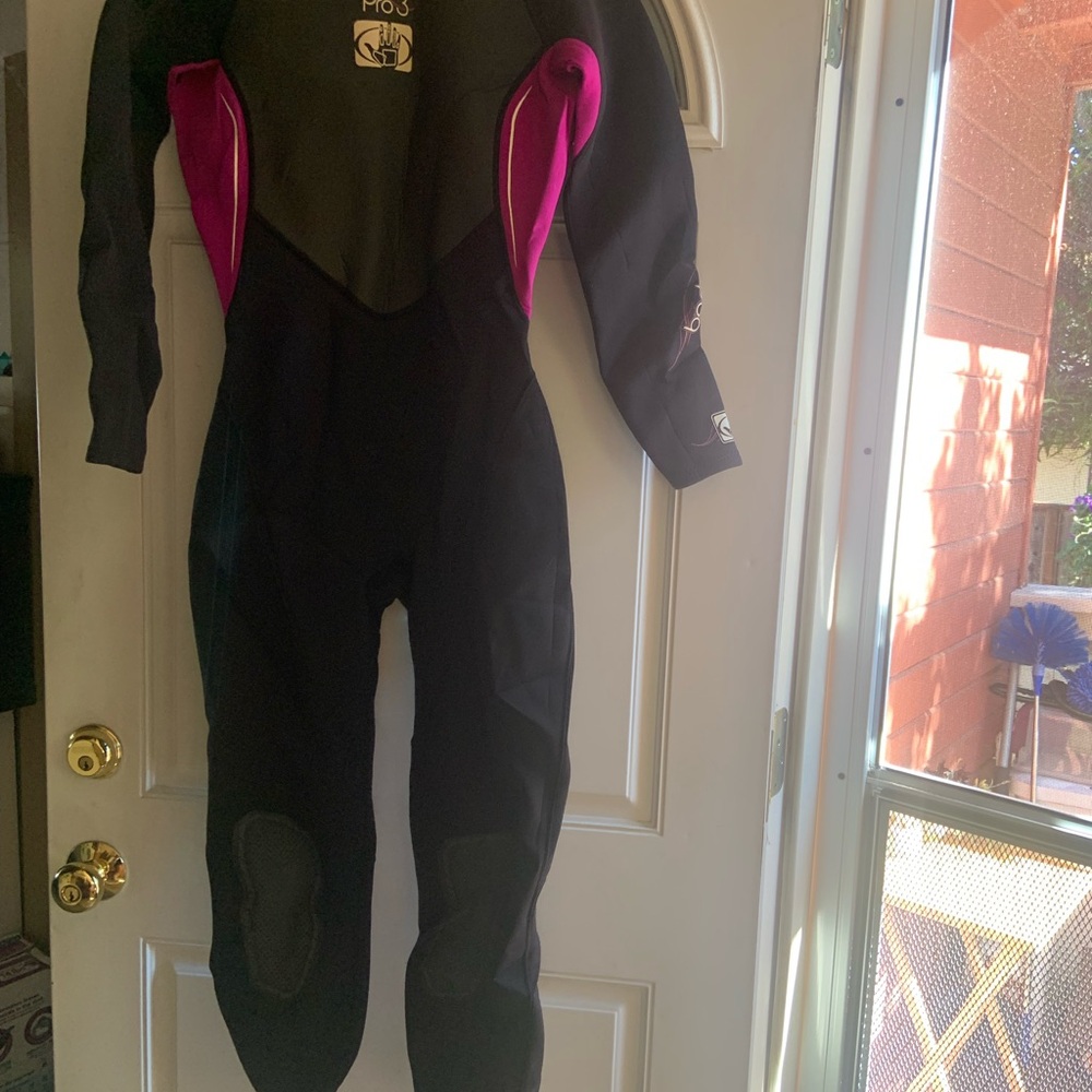 Pro3 women’s Black and Pink Wetsuit
